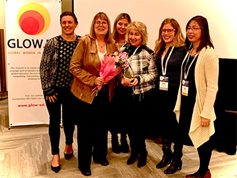 Linda Auzins, de Langues Canada, reçoit le prix GLOW ED pour sa contribution exceptionnelle au secteur de l’éducation internationale, au BCEI 2019, à Winnipeg